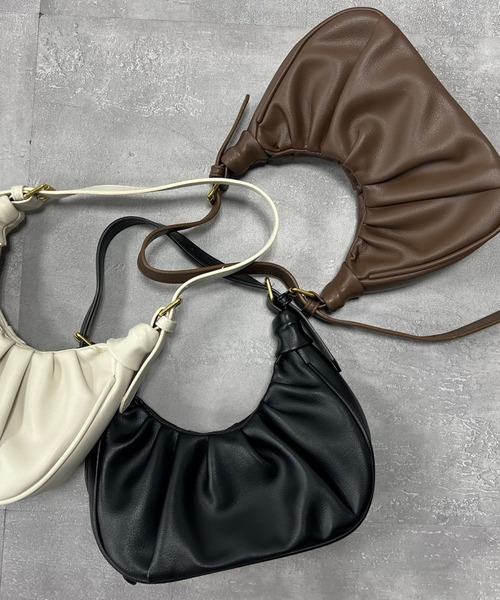 VICKY(ビッキー)の「【KOREAN ITEM】フェイクレザー半月型ショルダーバッグ(ショルダーバッグ・レディース・ブラック/オフホワイト/ブラウン・FREE)」の14枚目の写真