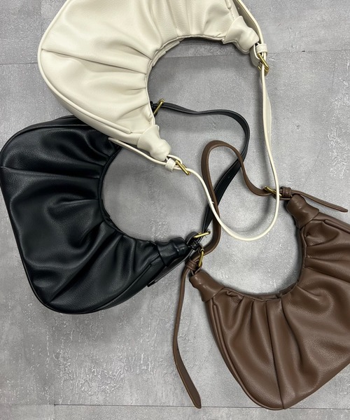 VICKY(ビッキー)の「【KOREAN ITEM】フェイクレザー半月型ショルダーバッグ(ショルダーバッグ・レディース・ブラック/オフホワイト/ブラウン・FREE)」の15枚目の写真