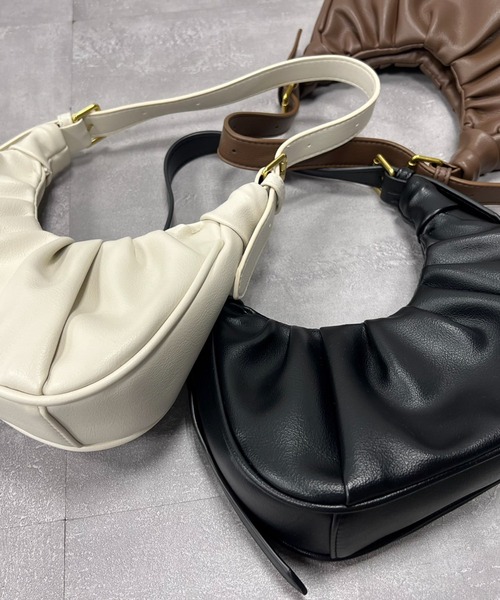 VICKY(ビッキー)の「【KOREAN ITEM】フェイクレザー半月型ショルダーバッグ(ショルダーバッグ・レディース・ブラック/オフホワイト/ブラウン・FREE)」の16枚目の写真