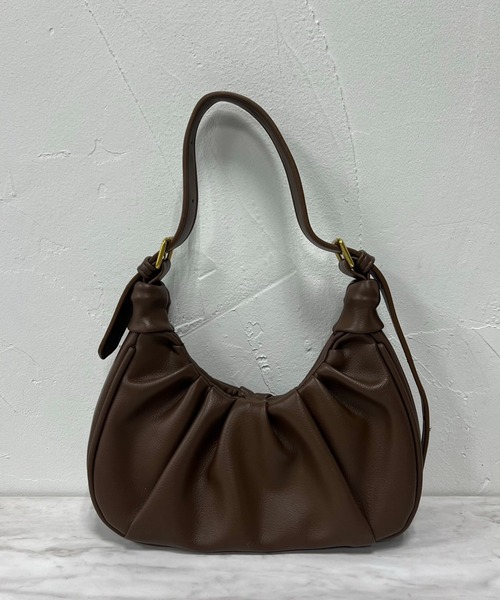 VICKY(ビッキー)の「【KOREAN ITEM】フェイクレザー半月型ショルダーバッグ(ショルダーバッグ・レディース・ブラック/オフホワイト/ブラウン・FREE)」の18枚目の写真