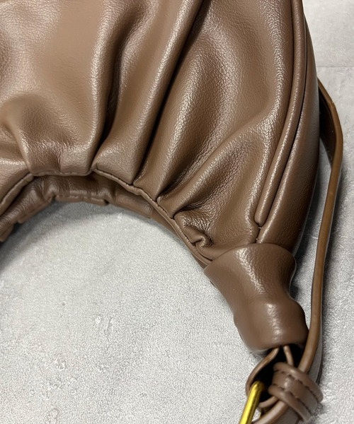 VICKY(ビッキー)の「【KOREAN ITEM】フェイクレザー半月型ショルダーバッグ(ショルダーバッグ・レディース・ブラック/オフホワイト/ブラウン・FREE)」の21枚目の写真