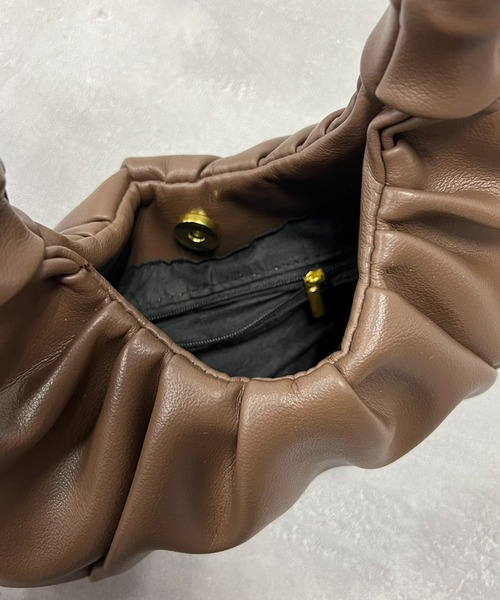 VICKY(ビッキー)の「【KOREAN ITEM】フェイクレザー半月型ショルダーバッグ(ショルダーバッグ・レディース・ブラック/オフホワイト/ブラウン・FREE)」の22枚目の写真