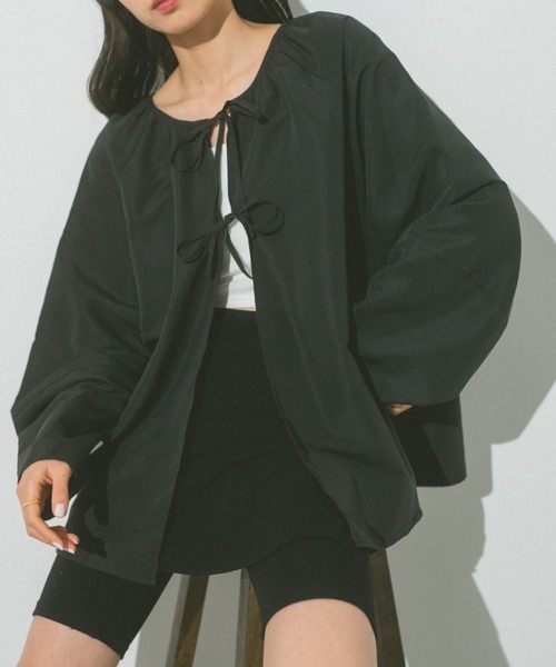 VANNIE U(ヴァニーユー)の「ダブルリボンギャザーブラウス/2WAY着用可能(シャツ/ブラウス・レディース・ホワイト/ブラック/ライトブルー・FREE)」の3枚目の写真