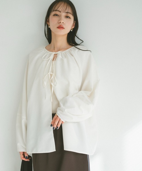 VANNIE U(ヴァニーユー)の「ダブルリボンギャザーブラウス/2WAY着用可能(シャツ/ブラウス・レディース・ホワイト/ブラック/ライトブルー・FREE)」の6枚目の写真