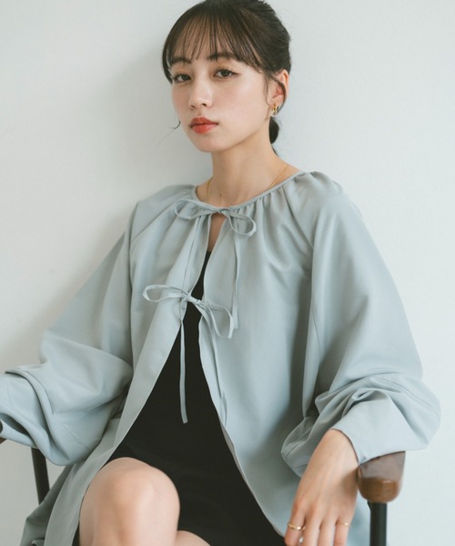 VANNIE U(ヴァニーユー)の「ダブルリボンギャザーブラウス/2WAY着用可能(シャツ/ブラウス・レディース・ホワイト/ブラック/ライトブルー・FREE)」の7枚目の写真