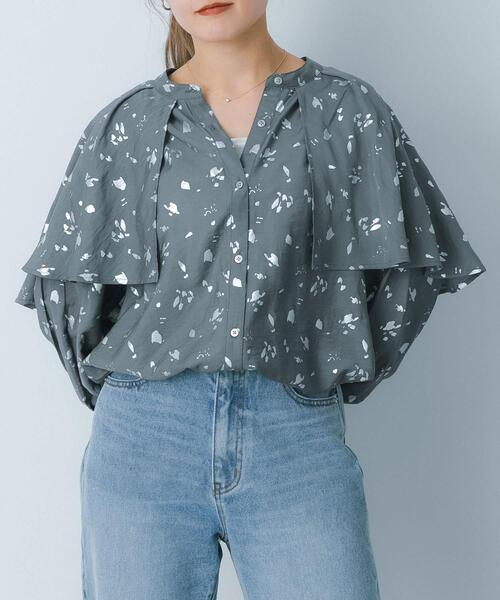 HEYUMM(ヘユム)の「ハクプリントケープブラウス(シャツ/ブラウス・レディース・ミント/ライトベージュ/チャコールグレー・ONE)」の4枚目の写真