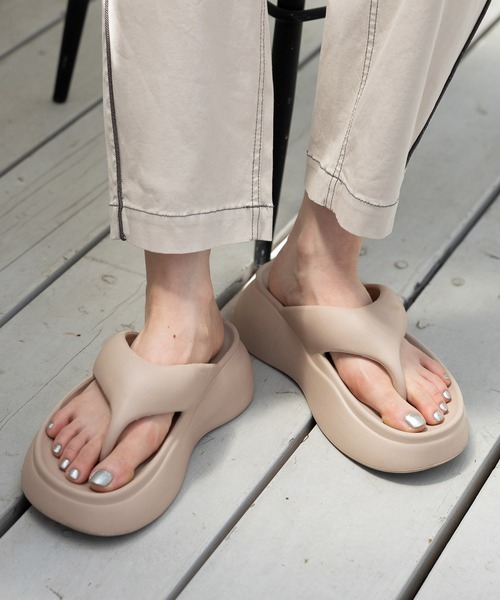 niko and...（ニコアンド）の「オリジナルニコモコトングサンダル（サンダル・レディース・ライトグリーン/ラベンダー/ベージュ/ブラック・LARGE/MEDIUM）」の2枚目の写真