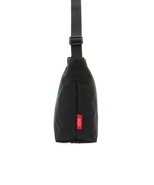 Manhattan Portage（マンハッタンポーテージ）の「Clearview Shoulder Bag 3D Embroidery Neon（ショルダーバッグ・メンズ・ブラック・MEDIUM）」の5枚目の写真