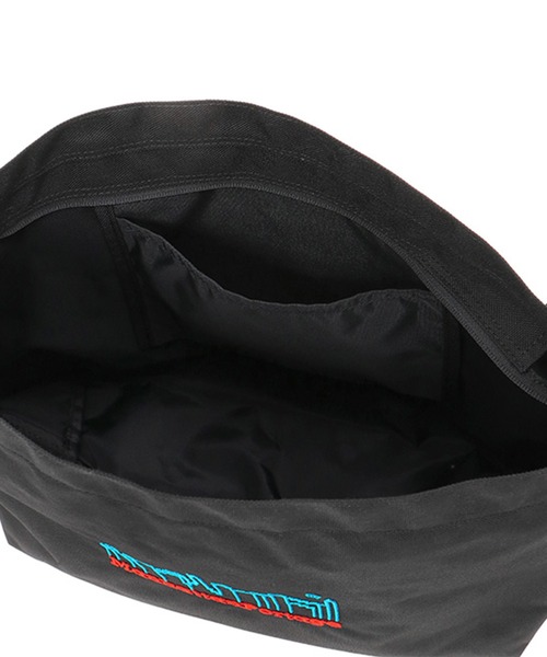 Manhattan Portage（マンハッタンポーテージ）の「Clearview Shoulder Bag 3D Embroidery Neon（ショルダーバッグ・メンズ・ブラック・MEDIUM）」の9枚目の写真