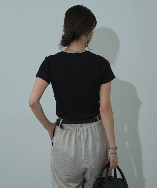 COLONY 2139(コロニートゥーワンスリーナイン)の「テレコチビT(Tシャツ/カットソー・レディース・オフホワイト/ブラック/ライトグレー・SMALL/MEDIUM)」の15枚目の写真