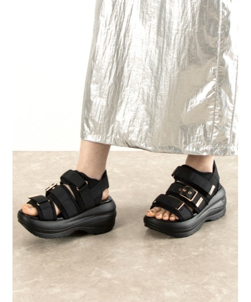 Mafmof(マフモフ)の「Mafmof(マフモフ)8cm厚底メガソールトリプルベルトスポーツサンダル(サンダル・レディース・ブラック/ホワイト・S/M/L/LL)」の2枚目の写真