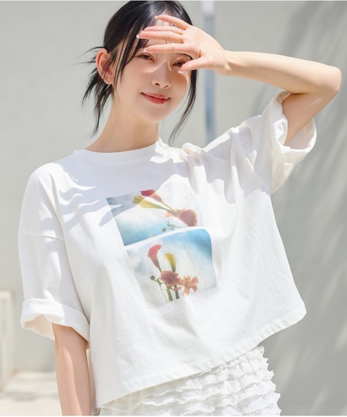 mysty woman（ミスティウーマン）の「【花盛友里さんコラボ】コラボアートフォトショートTシャツ 121444（Tシャツ/カットソー・レディース・ホワイト系その他2/ホワイト系その他/チャコールグレー/ホワイト系その他3・FREE）」の3枚目の写真