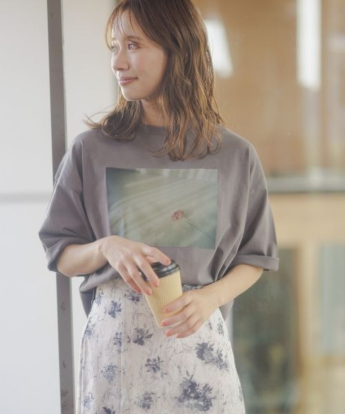 mysty woman（ミスティウーマン）の「【花盛友里さんコラボ】コラボアートフォトショートTシャツ 121444（Tシャツ/カットソー・レディース・ホワイト系その他2/ホワイト系その他/チャコールグレー/ホワイト系その他3・FREE）」の15枚目の写真