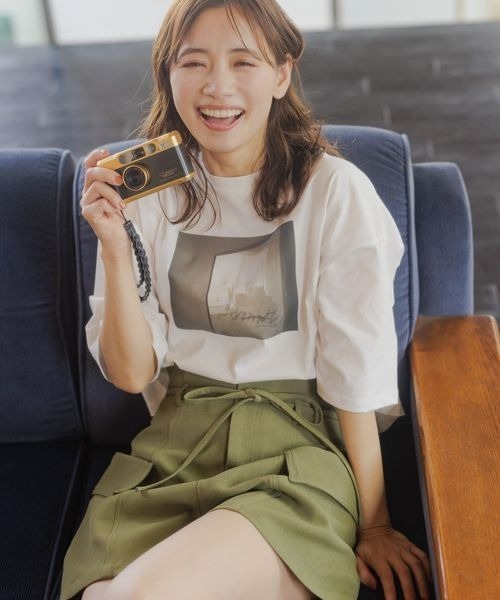 mysty woman（ミスティウーマン）の「【花盛友里さんコラボ】コラボアートフォトショートTシャツ 121444（Tシャツ/カットソー・レディース・ホワイト系その他2/ホワイト系その他/チャコールグレー/ホワイト系その他3・FREE）」の5枚目の写真