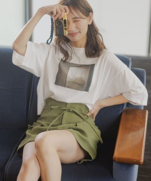 mysty woman（ミスティウーマン）の「【花盛友里さんコラボ】コラボアートフォトショートTシャツ 121444（Tシャツ/カットソー・レディース・ホワイト系その他2/ホワイト系その他/チャコールグレー/ホワイト系その他3・FREE）」の6枚目の写真