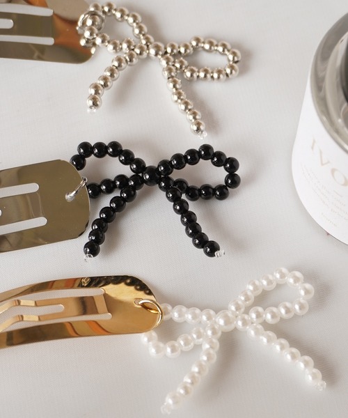 BARELY BLUE（ベアリーブルー）の「【 BARELY BLUE / ベアリーブルー 】 メタルパッチン × アクリルリボン / ヘアアクセ（ヘアピン・レディース・シルバー/ホワイト/ブラック・FREE）」の2枚目の写真