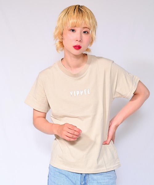 Alite cloth(アリーテクロス)の「箔プリントロゴTシャツ YIPPEE(Tシャツ/カットソー・レディース・ブラック/ホワイト/ベージュ/グレー/ピンク/オレンジ/ブルー/グリーン・FREE)」の1枚目の写真