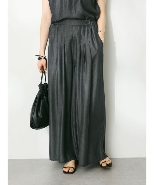 CRAFT STANDARD BOUTIQUE（クラフトスタンダードブティック）の「やわらかデニム風タックワイドフレアパンツ（デニムパンツ・レディース・ブラック/インディゴブルー・M/L）」の4枚目の写真