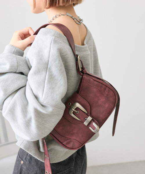 w closet(ダブルクローゼット)の「バックルベルトショルダーバッグ(ショルダーバッグ・レディース・ブラウン/レッド/ブラック・ONE SIZE)」の3枚目の写真
