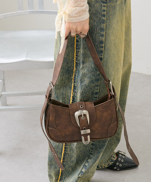 w closet(ダブルクローゼット)の「バックルベルトショルダーバッグ(ショルダーバッグ・レディース・ブラウン/レッド/ブラック・ONE SIZE)」の9枚目の写真