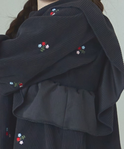 pairmanon（ペアマノン）の「コーデュロイ 花柄刺繍 肩フリル ブラウス（シャツ/ブラウス・キッズ・チャコールグレー/ベージュ・90/100/140/150/120/130/110）」の4枚目の写真
