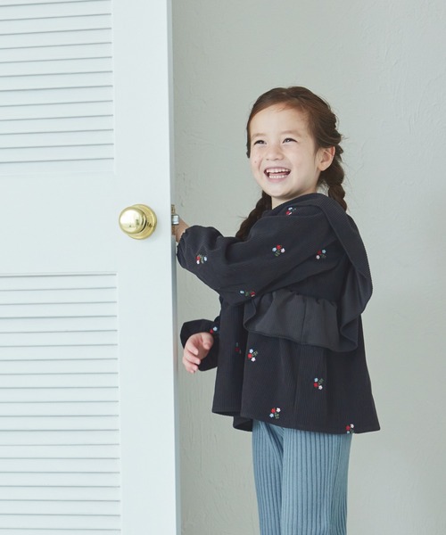 pairmanon（ペアマノン）の「コーデュロイ 花柄刺繍 肩フリル ブラウス（シャツ/ブラウス・キッズ・チャコールグレー/ベージュ・90/100/140/150/120/130/110）」の5枚目の写真