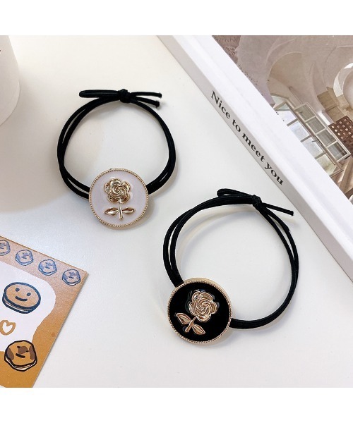 TONE SELECT GOODS（トーンセレクトグッズ）の「【urge select】薔薇 ローズ アンティーク風 ヘアゴム【2個セット】（ヘアゴム・レディース・ホワイト×ブラック・FREE）」の4枚目の写真