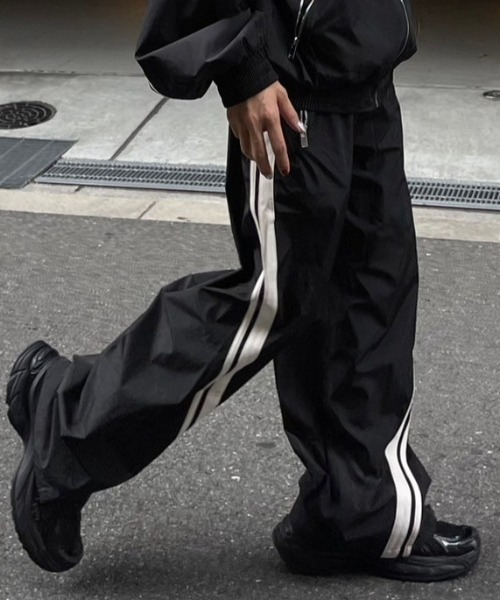 Chikashitsu +(チカシツプラス)の「【Chikashitsu +】set up side line track pants / 【チカシツプラス】セットアップサイドライントラックパンツ(カーゴパンツ・メンズ・グレー/ブラック・ONE SIZE)」の22枚目の写真