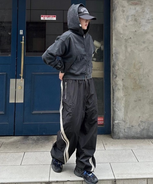 Chikashitsu +(チカシツプラス)の「【Chikashitsu +】set up side line track pants / 【チカシツプラス】セットアップサイドライントラックパンツ(カーゴパンツ・メンズ・グレー/ブラック・ONE SIZE)」の21枚目の写真