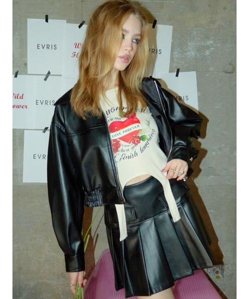 EVRIS（エヴリス）の「レザーライクプリーツミニスカート（スカート・レディース・ブラウン/ブラック・MEDIUM/SMALL）」の4枚目の写真