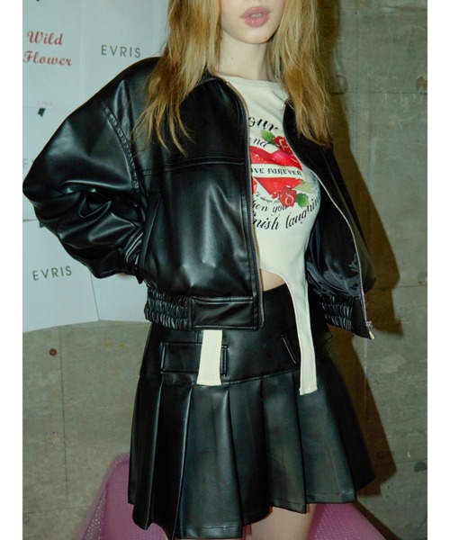 EVRIS（エヴリス）の「レザーライクプリーツミニスカート（スカート・レディース・ブラウン/ブラック・MEDIUM/SMALL）」の3枚目の写真