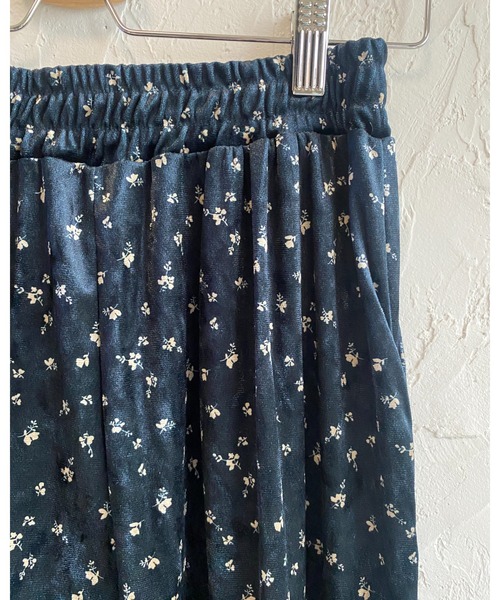 She's Closet(シーズクローゼット)の「フレア切り替え花柄ベロアキャミソールビスチェ&パンツスタイル上下セットアップ(セットアップ・レディース・ピンク/ホワイト・FREE)」の5枚目の写真