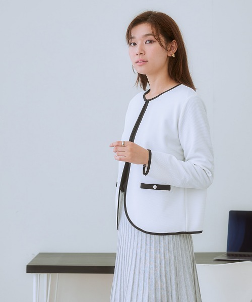 7days Life Styling(セブンデイズライフスタイリング)の「カットソー素材パール調ボタン配色ノーカラージャケット<大きいサイズ有>(ノーカラージャケット・レディース・オフホワイト/ブラック・3L/LL/L/M/S)」の6枚目の写真