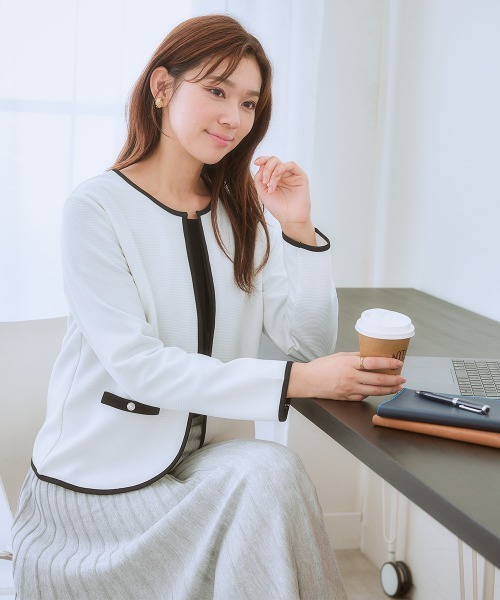 7days Life Styling(セブンデイズライフスタイリング)の「カットソー素材パール調ボタン配色ノーカラージャケット<大きいサイズ有>(ノーカラージャケット・レディース・オフホワイト/ブラック・3L/LL/L/M/S)」の7枚目の写真