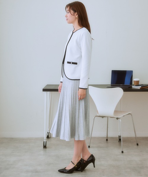 7days Life Styling(セブンデイズライフスタイリング)の「カットソー素材パール調ボタン配色ノーカラージャケット<大きいサイズ有>(ノーカラージャケット・レディース・オフホワイト/ブラック・3L/LL/L/M/S)」の11枚目の写真