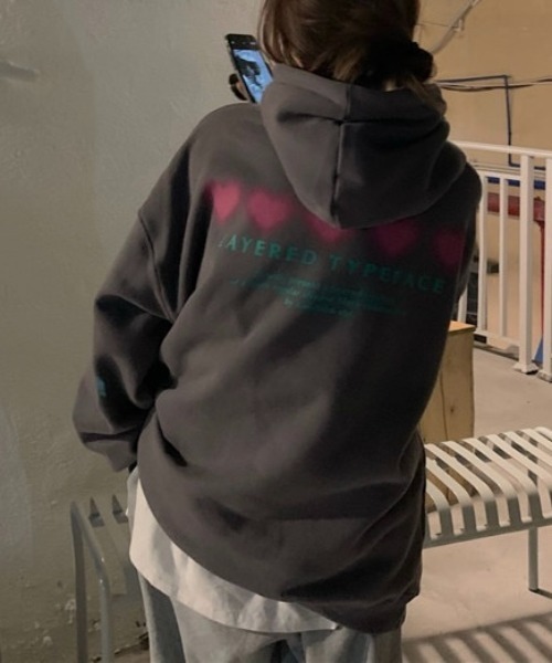LADY LIKE(レディライク)の「グラデーションハートプリントロゴパーカー(パーカー・レディース・ライトグレー/ダークグレー・M)」の15枚目の写真