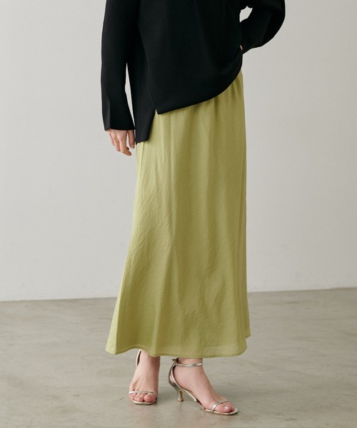 natural couture(ナチュラルクチュール)の「【LARUTA】光沢ゴム入りナロースカート(スカート・レディース・ベージュ/ネイビー/ライム/アイボリー・FREE)」の2枚目の写真