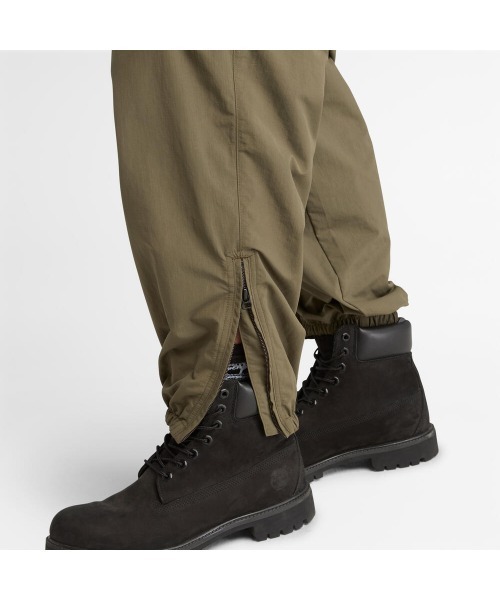 Timberland（ティンバーランド）の「オールジェンダー トラックスーツ カーゴ ジョガー 【セットアップ対応可】（カーゴパンツ・メンズ・カーキ・LARGE/MEDIUM/SMALL/X-LARGE/XX-LARGE）」の4枚目の写真