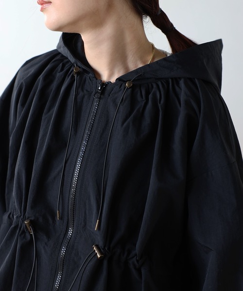 Fizz（フィズ）の「ゆったりドロストフード付きブルゾン（ナイロンジャケット・レディース・ブラック/アイボリー/ライトカーキ・M）」の8枚目の写真