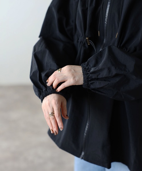 Fizz（フィズ）の「ゆったりドロストフード付きブルゾン（ナイロンジャケット・レディース・ブラック/アイボリー/ライトカーキ・M）」の7枚目の写真