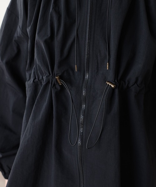 Fizz（フィズ）の「ゆったりドロストフード付きブルゾン（ナイロンジャケット・レディース・ブラック/アイボリー/ライトカーキ・M）」の5枚目の写真