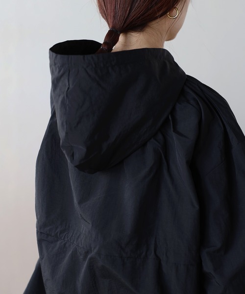 Fizz（フィズ）の「ゆったりドロストフード付きブルゾン（ナイロンジャケット・レディース・ブラック/アイボリー/ライトカーキ・M）」の4枚目の写真