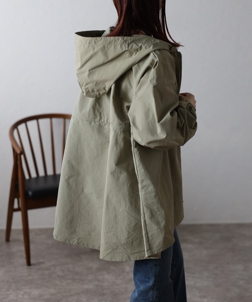 Fizz（フィズ）の「ゆったりドロストフード付きブルゾン（ナイロンジャケット・レディース・ブラック/アイボリー/ライトカーキ・M）」の22枚目の写真