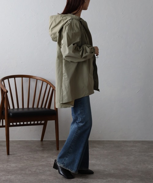 Fizz（フィズ）の「ゆったりドロストフード付きブルゾン（ナイロンジャケット・レディース・ブラック/アイボリー/ライトカーキ・M）」の19枚目の写真