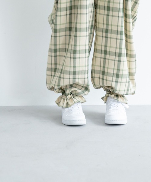 LOWRYS FARM（ローリーズファーム）の「ホップサックフリルサロペ　 241726（サロペット/オーバーオール・キッズ・ブラウン/グリーン/グレー・110cm/120cm/130cm/140cm/150cm）」の6枚目の写真