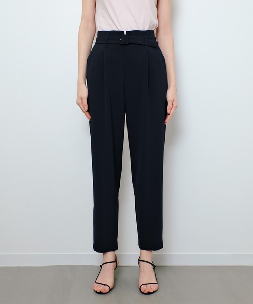 allureville（アルアバイル）の「ダブルクロスベルト付タックパンツ（その他パンツ・レディース・ベージュ/ネイビー/コーラル・2/1）」の2枚目の写真