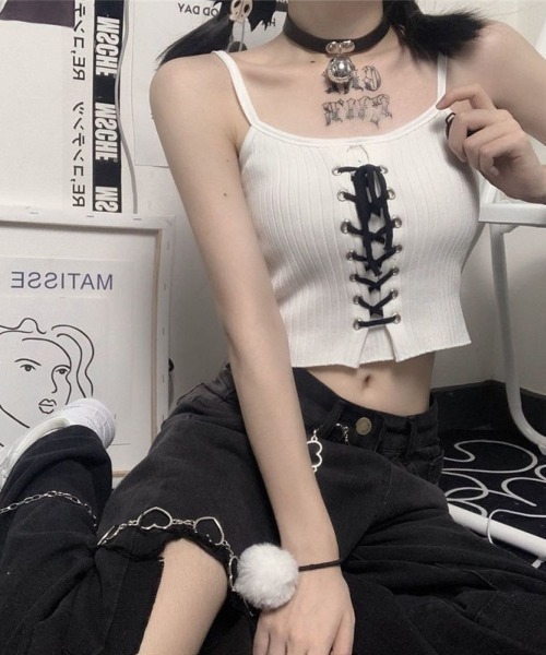 LETee（レティー）の「フロントレースアップで視線を惹く！韓国ムード漂うショート丈キャミソール（キャミソール・レディース・ホワイト/グレー/ブラック・FREE）」の4枚目の写真
