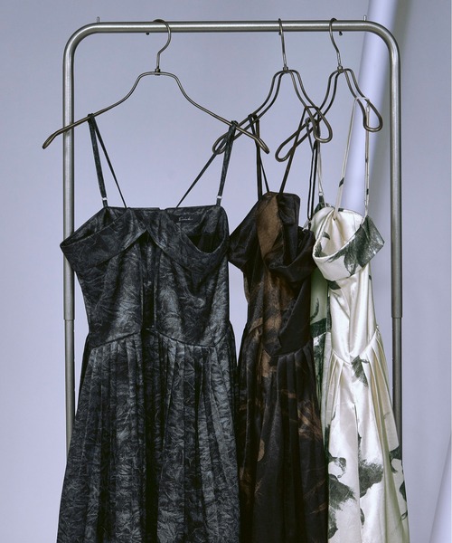 Ezick／Vintage flower サイドタックサテンキャミワンピース Ezick（エジック）の「Vintage flower サイドタックサテンキャミ