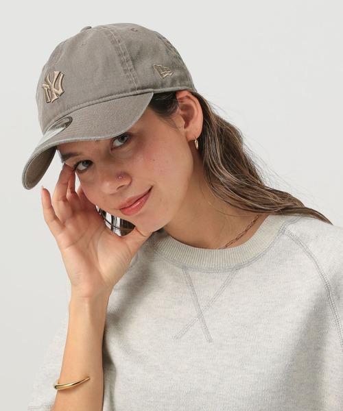 NEW ERA（ニューエラ）の「【NEW ERA（ニューエラ）】別注920 ITL WASH NY(WOMENS)（キャップ・レディース・グレイッシュベージュ/ネイビー/ブラック/ブラウン・FREE）」の3枚目の写真
