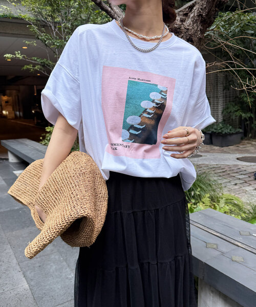 DouDou(ドゥドゥ)の「ワイドフォトTEE(Tシャツ/カットソー・レディース・オフホワイト/チャコールグレー・FREE)」の11枚目の写真